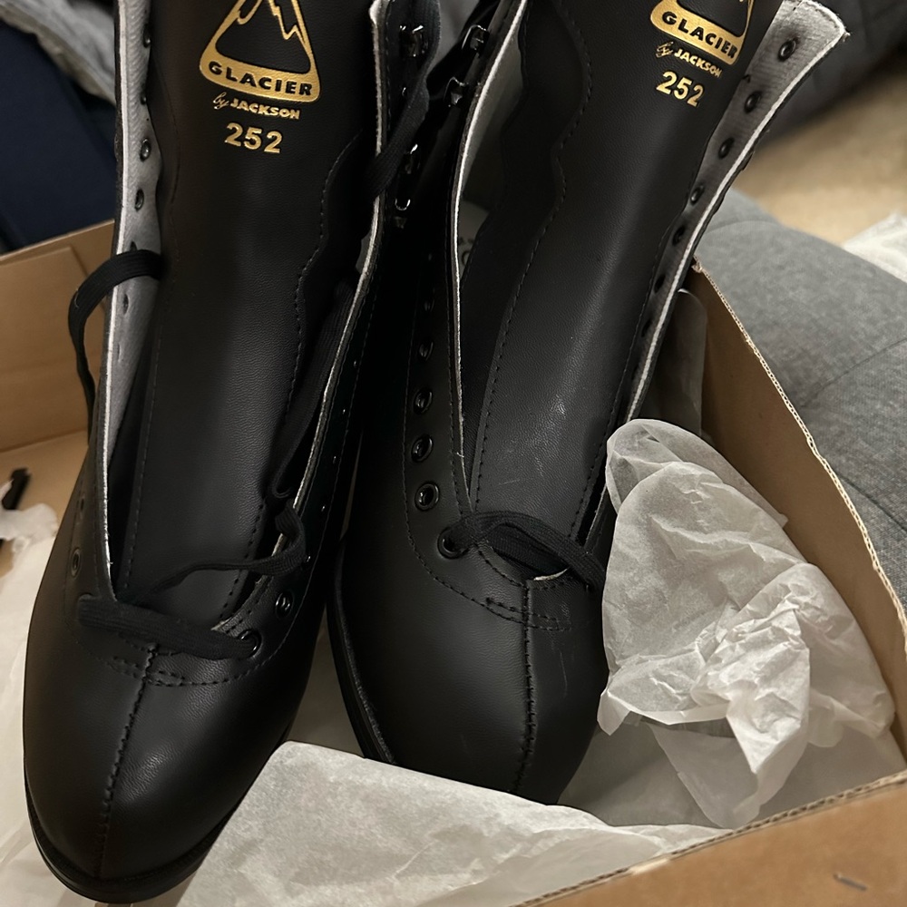 Glacier Jackson Black Ice Skates